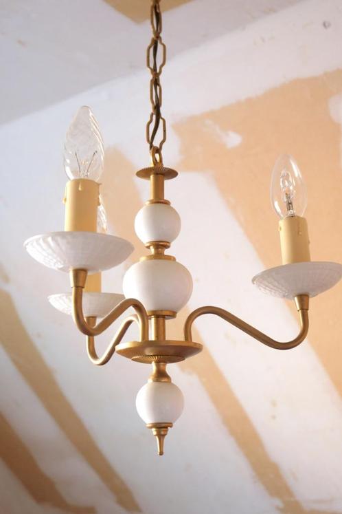 Lustre vintage métal doré et verre blanc à 3 ampoules, Huis en Inrichting, Lampen | Kroonluchters, Gebruikt, Glas, Metaal, Ophalen