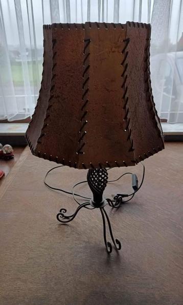 Vintage tafellamp met huid  beschikbaar voor biedingen