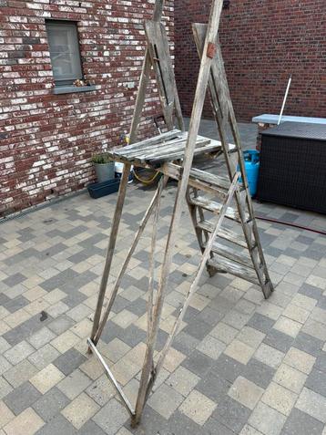 Oude antiek ladder beschikbaar voor biedingen