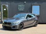 Bmw 118i lci M-pakket automaat benzine 2018 12M GARANTIE, Leder, Bedrijf, 2 deurs, Zilver of Grijs