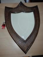 321) Spiegel met kader in de vorm van een wapenschild, Ovale, Moins de 50 cm, Enlèvement ou Envoi, Moins de 100 cm