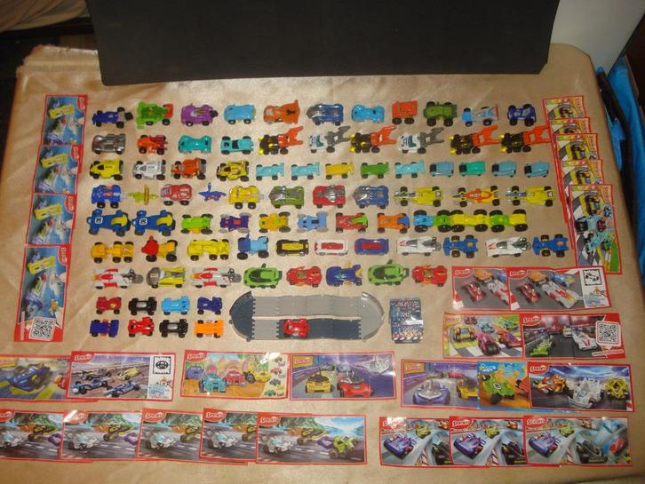 KINDER Lot 1 de Séries de Voitures Diverses 2000's Ferrero, Verzamelen, Verrassingseieren, Zo goed als nieuw, Overige typen, Ophalen of Verzenden