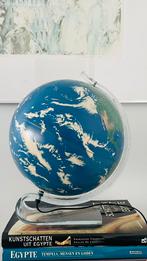 Jaren 90 wereldbol met licht op voet van gebogen plexiglas, Huis en Inrichting, Ophalen of Verzenden, Zo goed als nieuw
