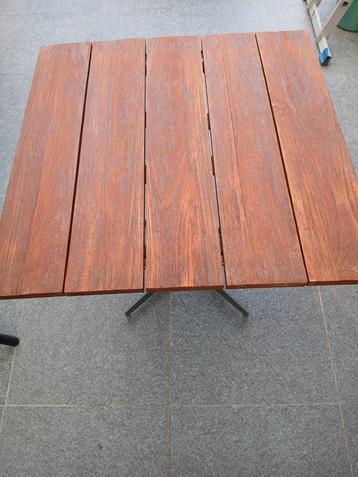 Table de terrasse en teck 80 x 80 cm entièrement refaite, Enlèvement, Comme neuf