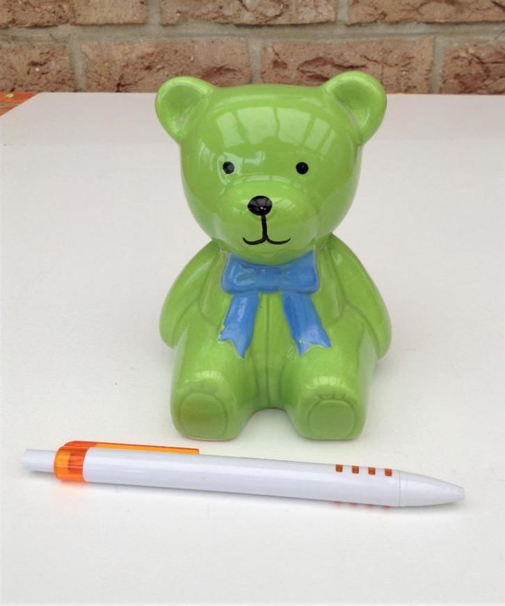 Keramisch spaarpotje kleine groene beertje, Verzamelen, Spaarpotten, Zo goed als nieuw, Dier, Steen, Aardewerk of Keramiek, Ophalen of Verzenden