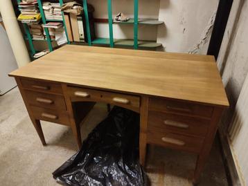 Bureau en bois massif année 1960 beschikbaar voor biedingen