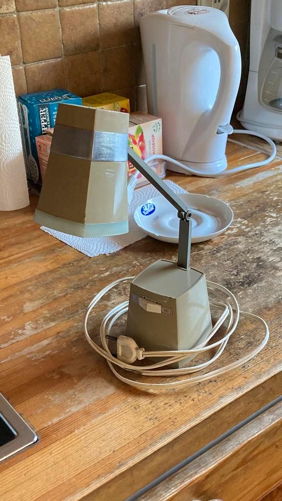 Vintage travel bureaulamp Tika Japans design 70s, Huis en Inrichting, Lampen | Tafellampen, Gebruikt, Minder dan 50 cm, Kunststof