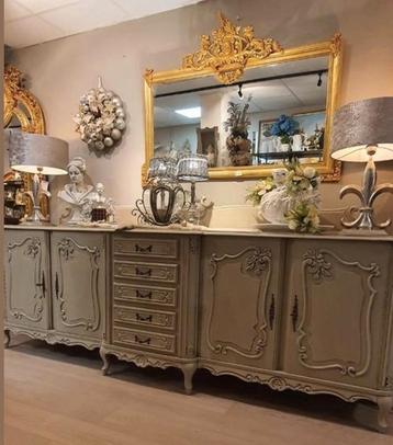  Prachtig landelijke gerestyled Queen Ann Dressoir.   beschikbaar voor biedingen