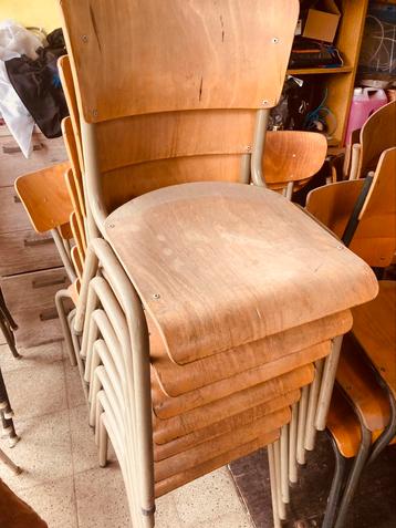 Vintage houten schoolstoelen en stapelstoelen perfect