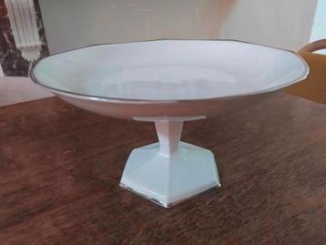 Achthoekige schaal op voet beschikbaar voor biedingen