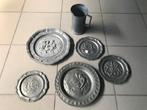 4 geijkte tinnen borden + bord en kruik in zamac, Ophalen