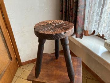 Houten krukje – rustiek / handgemaakt look beschikbaar voor biedingen