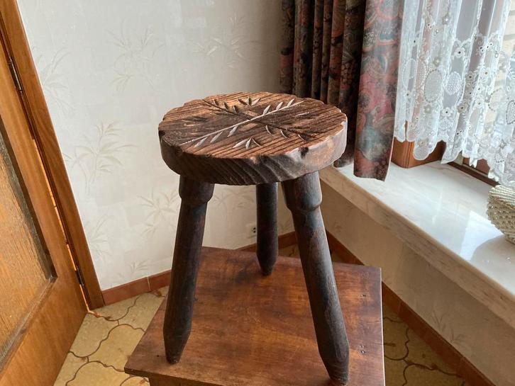 Houten krukje – rustiek / handgemaakt look, Huis en Inrichting, Krukjes, Zo goed als nieuw, Hout, Ophalen