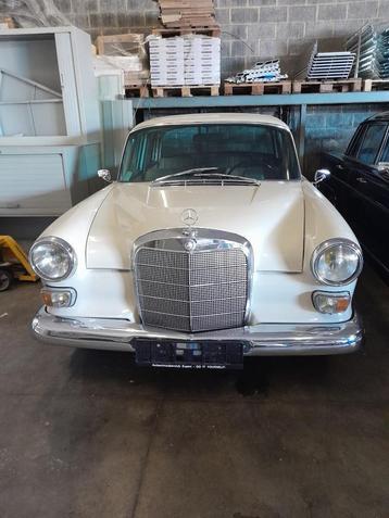 Mercedes W110 In zeer goede staat beschikbaar voor biedingen