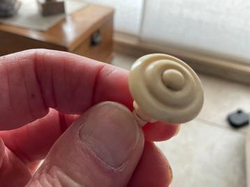 7 stuks oude , mooie deur- lade knopjes  in ivoor beschikbaar voor biedingen