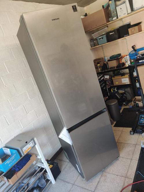 SAMSUNG koelkast + vriesvak, Elektronische apparatuur, Koelkasten en IJskasten, Zo goed als nieuw, Met vriesvak, 200 liter of meer