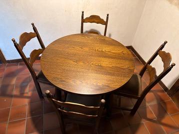 Houten eettafel met 4 stoelen beschikbaar voor biedingen
