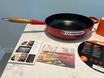 Nieuwe Le Creuset sauteerpan 28 cm Cerise met doos beschikbaar voor biedingen