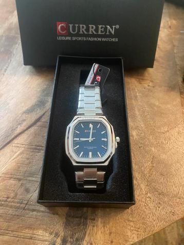 Modern Zilverkleurig Horloge beschikbaar voor biedingen