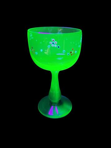 Verre à vin Art Déco en verre vert Uranium ou Anna, peint à 