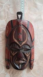 Gekleurd Afrikaans masker, Ophalen