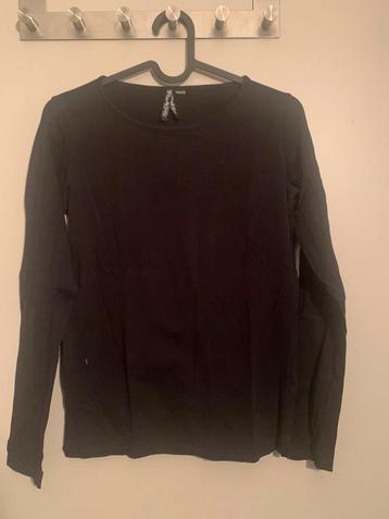 Zwarte longsleeve beschikbaar voor biedingen