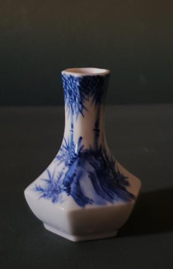 Een miniatuur vaasje porselein blauw en wit, Japan begin 20e