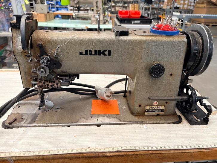 Machine à coudre industrielle JUKI DNU-241 – Bon état, Hobby & Loisirs créatifs, Machines à coudre & Accessoires, Utilisé, Machine à coudre