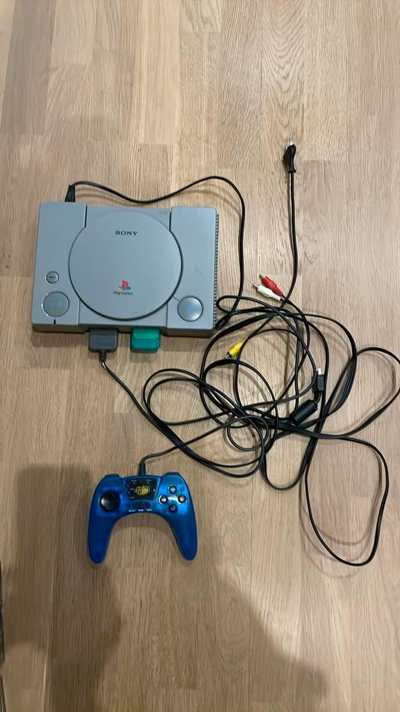 Playstation 1 met 8 spelletjes, Games en Spelcomputers, Spelcomputers | Sony PlayStation 1, Zo goed als nieuw, Met 1 controller