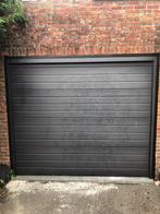 Donkergrijze garagepoort