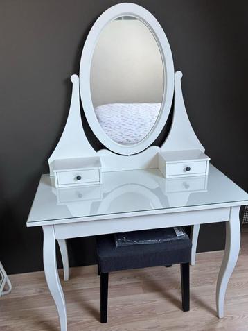 Toilettafel Ikea Hemnes met kruk en extra hoes beschikbaar voor biedingen
