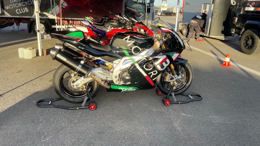 Moto Aprilia rsv1000 préparée pour piste, Occasion, Plus de 35 kW, 2 cylindres, 1000 cm³