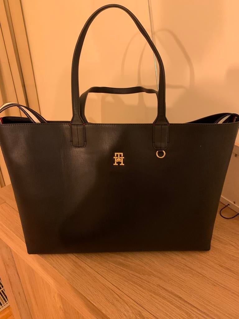 Sac à main Tote bag iconic Tommy Hilfiger bleu marine, Bijoux, Sacs & Beauté, Sacs | Sacs Femme, Enlèvement, Comme neuf, Bleu