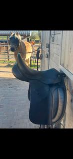 Selle de dressage en cuir noir à vendre, Animaux & Accessoires, Enlèvement, Utilisé, Dressage