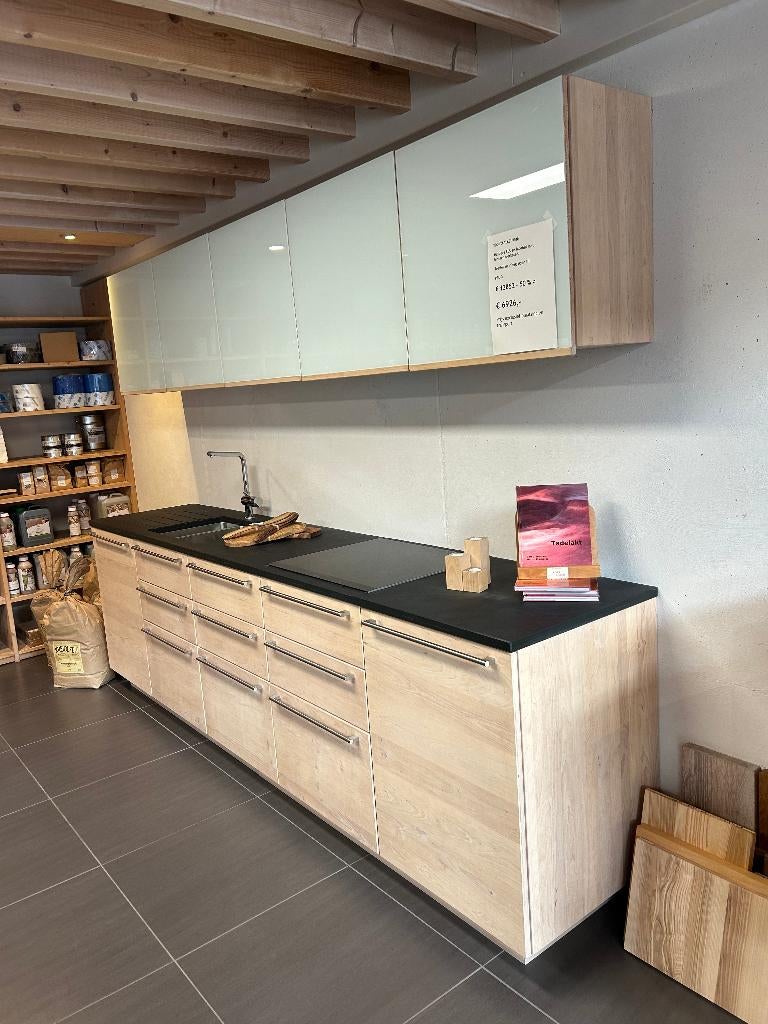 Keuken in els met lacobel deurtjes, nieuw uit toonzaal, Ophalen, Bruin, Enkelwandige keuken, Hoogglans of Gelakt