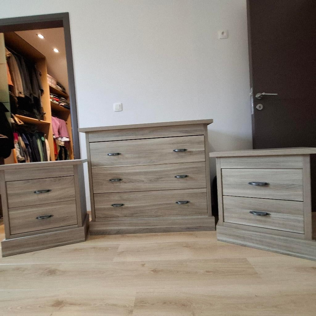 2 nachtkastjes, bijpassende ladekast + spiegel, Enlèvement, Utilisé