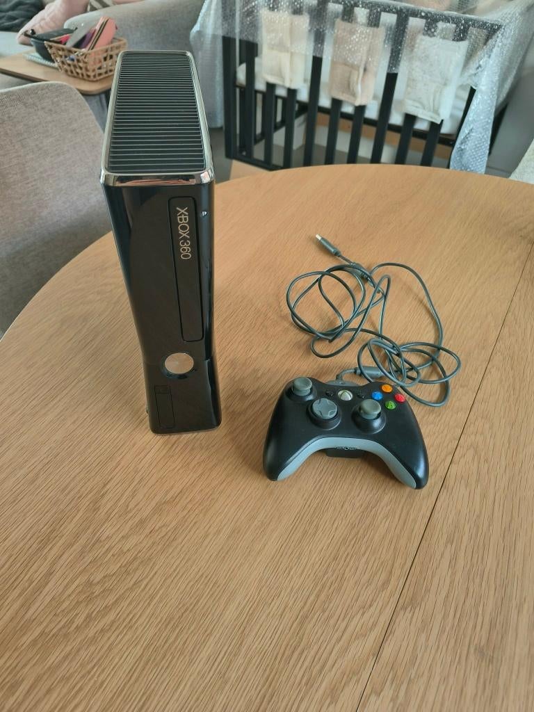 XBOX 360 met kabels + 4 Games, Games en Spelcomputers, Spelcomputers | Xbox 360, Ophalen, Met games, Met 1 controller, Gebruikt