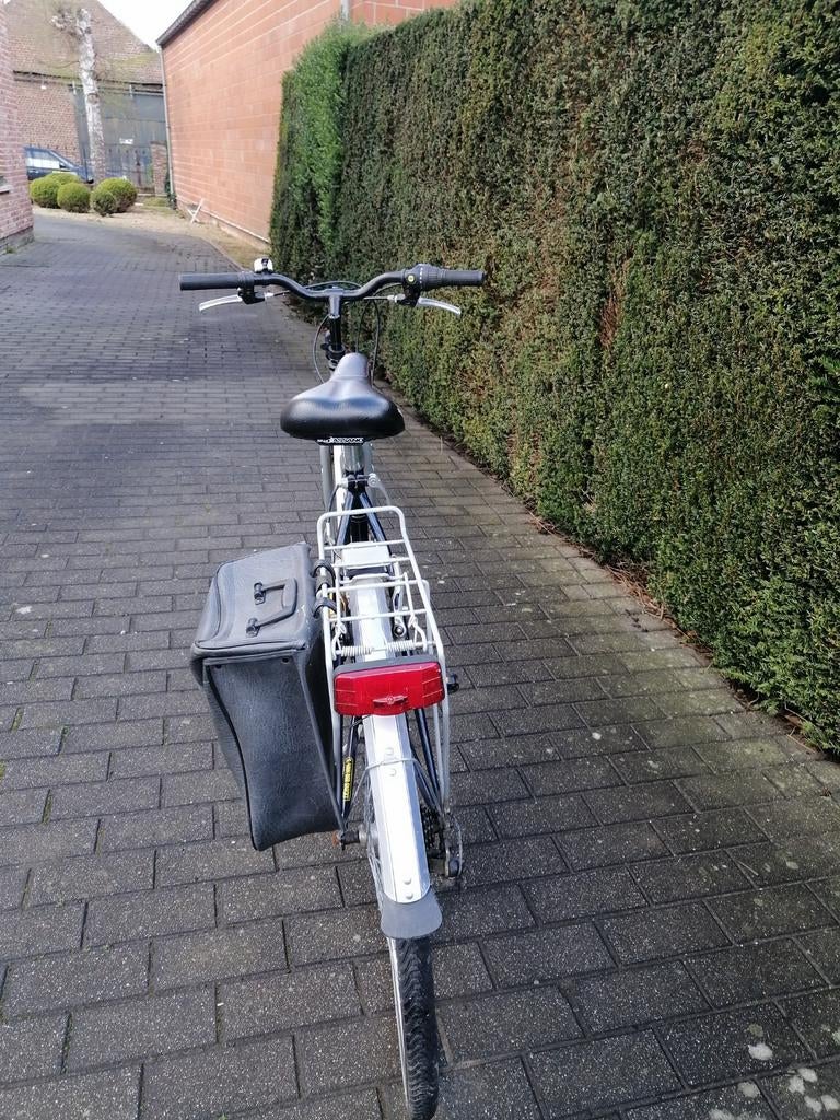 Gewone herenfiets met nog een binnen en buitenband extra, Enlèvement