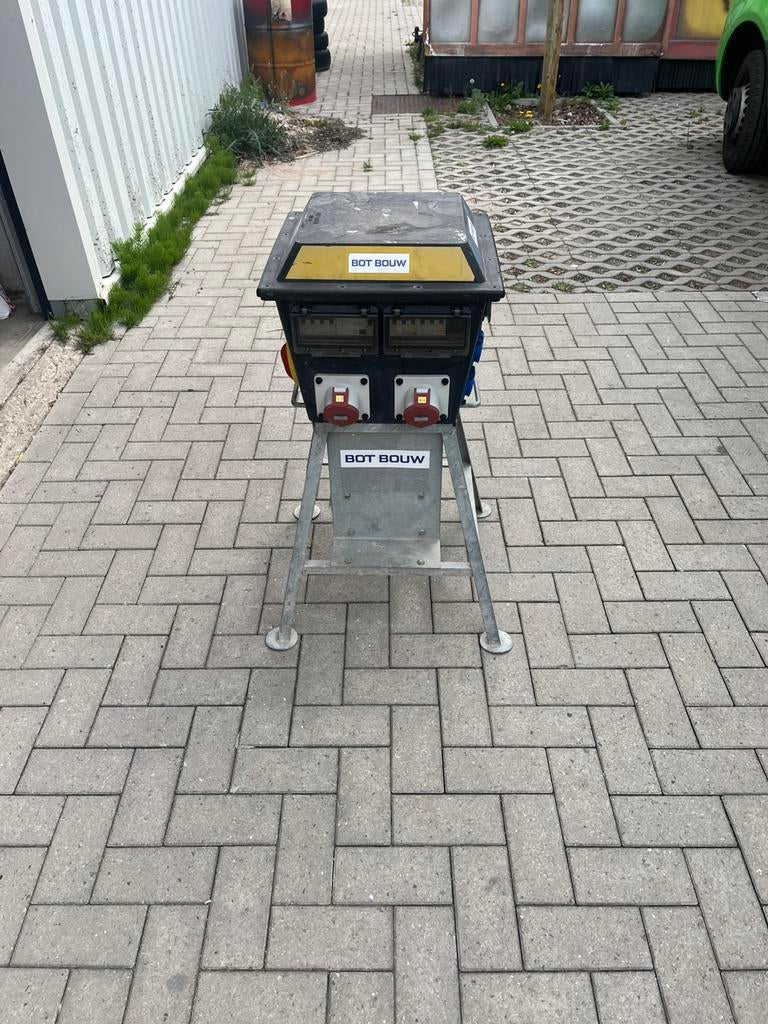 Werfkast zeer proper 63Amp, Doe-het-zelf en Bouw, Elektriciteit en Kabels, Zo goed als nieuw, Stekker, Ophalen