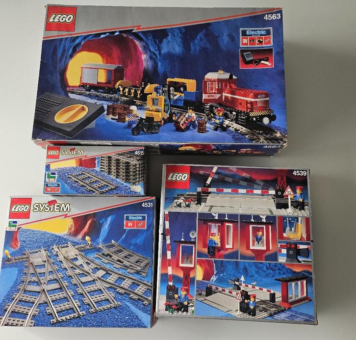 4 dozen met Lego system 9 V trein 4563 , 4515, 4531,4539, Kinderen en Baby's, Speelgoed | Duplo en Lego, Lego, Ophalen of Verzenden
