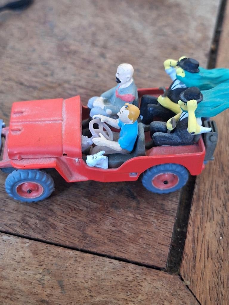 Het speelgoed is een miniatuur van de rode Willys MB Jeep