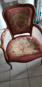 Chaise ancienne gratuite avec quelques travaux en bas, Enlèvement