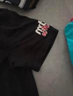 Zwarte polo met aan de mouw, een print DOE EEN BOD, Enfants & Bébés, Vêtements enfant | Taille 176, Enlèvement, Comme neuf