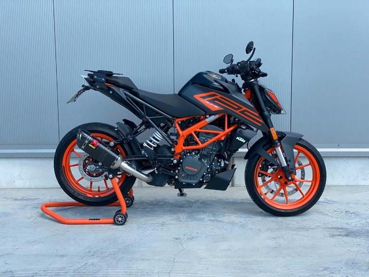 KTM Duke 125 - Topstaat, Akrapovic & dealeronderhouden, Motos, Motos | KTM, Particulier, Naked bike, jusqu'à 11 kW, 1 cylindre
