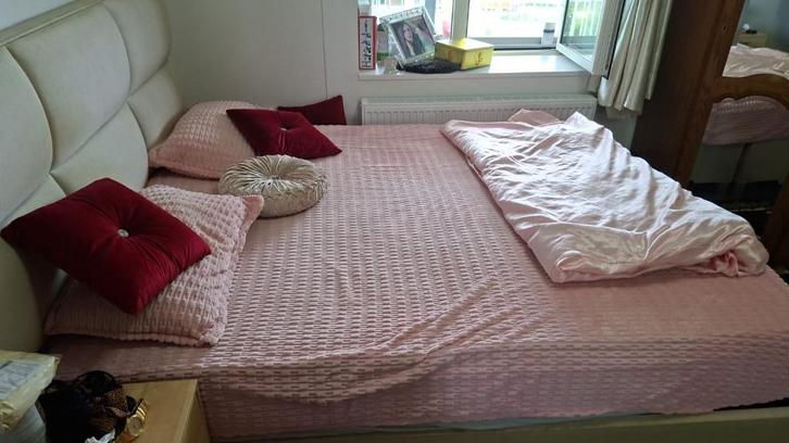 Groot bed (200cmx160cm) deze prijs is om vlug op te halen, Huis en Inrichting, Slaapkamer | Bedden, Gebruikt, Tweepersoons, 180 cm