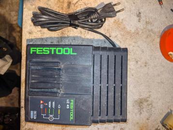 Festool lc45-oplader en drie c12 bps 12-batterijen