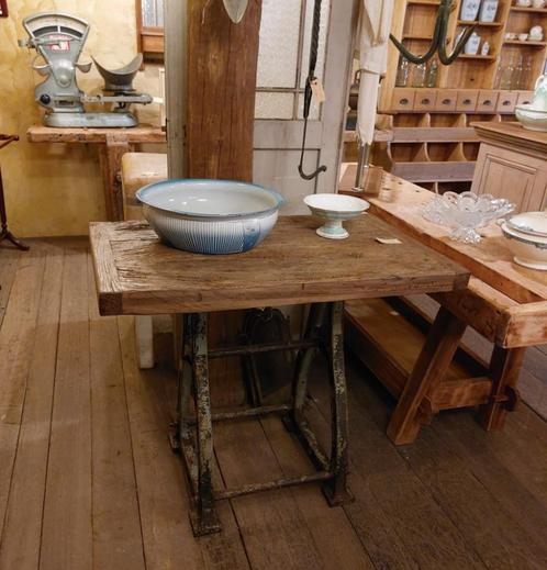 Sidetable met oud industrieel onderstel en oud houten blad, Antiek en Kunst, Curiosa en Brocante, Ophalen