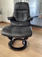 Stressless zwarte relax zetel met voetenbankje, Huis en Inrichting, Zetels | Zetels, Ophalen, Gebruikt