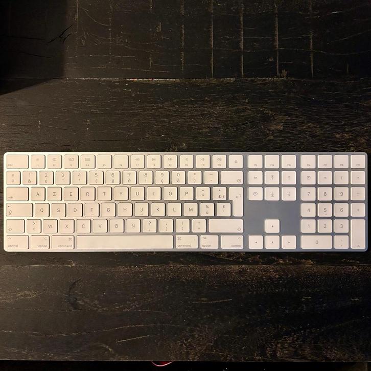 Apple Magic Keyboard (AZERTY) numeriek toetsenbord, Computers en Software, Toetsenborden, Zo goed als nieuw, Azerty, Draadloos