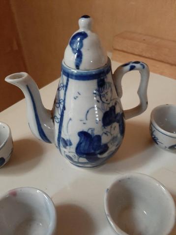 Vietnamees theeservies beschikbaar voor biedingen